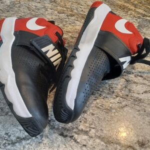 New NIKE TEAM HUSTLE 08 Kids Sneaker US 6.5